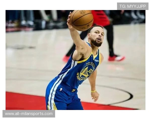 勇士库里遭严密贴身仍以高难度三分完成救场